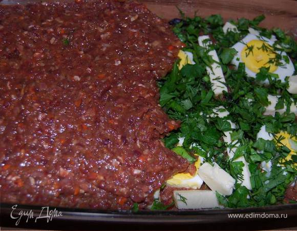 Накрываем сверху оставшейся печеночно-сердечной смесью.