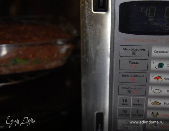 Отправляем в духовку для запекания. Здесь уже все индивидуально в зависимости от количества продуктов и характеристик вашей техники. Я запекала при 190 около 40 минут, затем увеличила температуру до 210 и запекла еще в течение 10 минут.