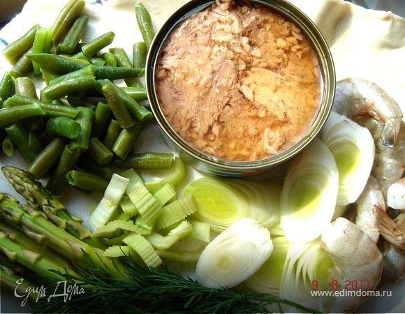 На растительном масле немного потушить порезанные лук-порей и сельдерей,добавить измельченный чеснок,укроп и очищенные креветки.Посолить,поперчить,дать прогреться и убрать с огня.