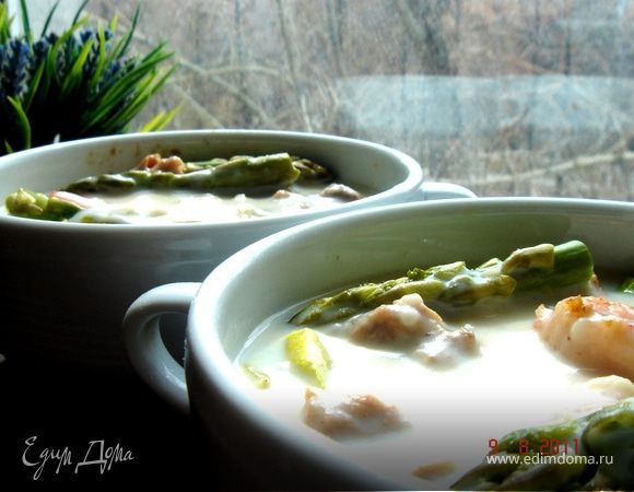 Для соуса растопить сливочное масло,добавить муку и быстро замешать.Затем небольшими порциями залить молоко,тщательно мешая.Посолить,добавить мускатный орех.Готовый соус должен быть консистенции жирных сливок.В жаропрочную форму выложить обжаренные овощи,фасоль,рыбу,креветки и поломанную спаржу.Сбрызнуть лимонным соком и залить соусом.Тесто чуть раскатать(до размеров формы),края формы смочить яйцом.Затем накрыть форму тестом и смазать яйцом.Сделать отверстие в тесте.Запекать при 200*С до готовности теста.Подавать с миксом из салатных листьев и помидор.