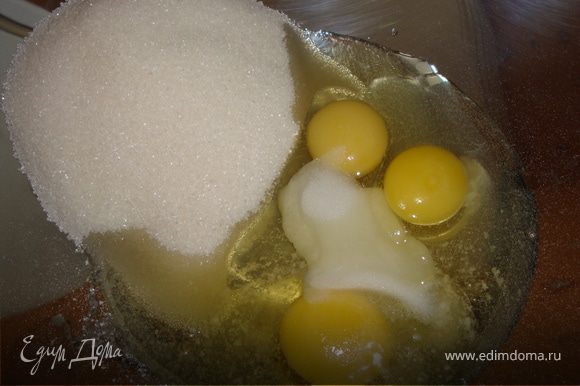 Яйца помыть, обсушить и разбить в миску, в которой будем замешивать тесто, добавить соль и сахар.