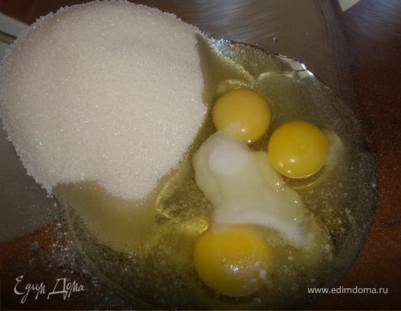 Яйца помыть, обсушить и разбить в миску, в которой будем замешивать тесто, добавить соль и сахар.