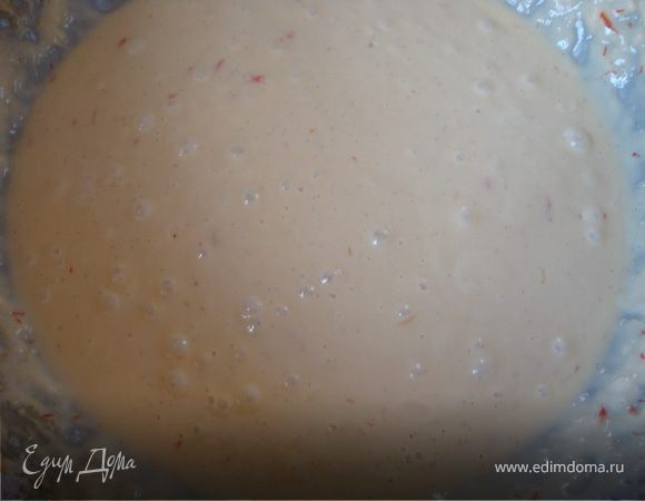 Подогреть молоко. Взять стакан муки, добавить сухие дрожжи, хорошенько перемешать. В миску с яйцами, солью и сахаром добавить теплое молоко и муку с дрожжами. Размешать. Постепенно добавляя муку начинаем замешивать тесто.