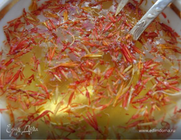 Чайную ложку шафрана залить небольшим количеством теплой воды.