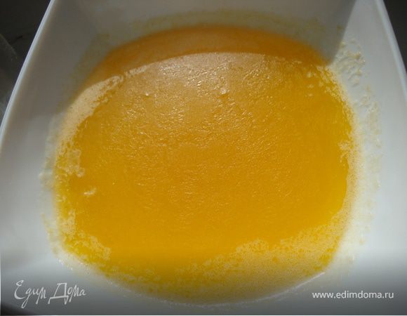 Растопить масло или маргарин. Я растапливала в микроволновке (можно на водяной бане, в духовке или просто на плите).