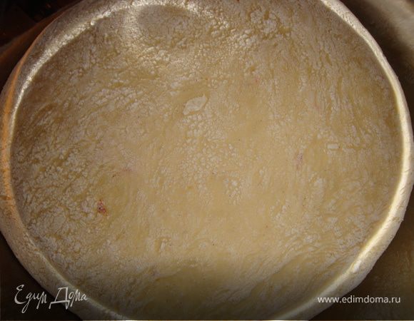 Когда масса станет гладкой и шелковистой, добавить водичку с шафраном и перемешать. Затем добавить растопленное масло или маргарин и хорошенько вымесить. Если нужно, добавить муки еще. Скатать тесто в шар, накрыть миску и поставить в теплое место (то, что не должно быть шума и сквозняков, все уже и так, наверное, знают).