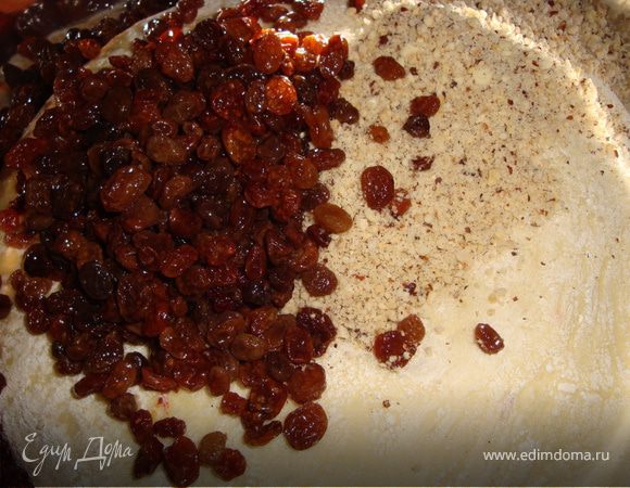 Где-то через час-полтора тесто увеличится вдвое. Добавить к нему изюм (я предварительно замочила его в роме) и орехи (я при помощи блендера перемолола фундук не очень мелко и бросила целиком несколько орешков). Если вы не любите изюм, добавть то, что вам хочется: цукаты, цедру лимона, апельсина или мандарина, а может, и еще чего... Тесто хорошо перемесить и поделить на кусочки. В смазанные маслом формы разложить кусочки теста (заполнять не больше, чем на половину), накрыть и поставить в теплое место. Когда тесто поднимется до краев формы, отправить куличи в разогретую до 180 градусов духовку. Моя духовка не позволяет установить температуру меньше, поэтому я пекла куличи при постоянной температуре 180 градусов около 50 минут.