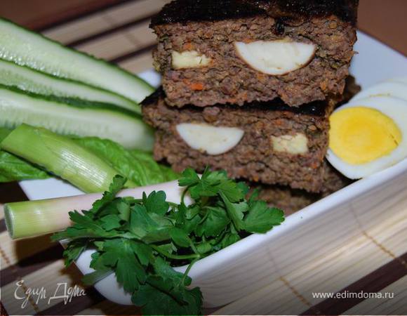 После запекания оставить  запеканку минут 10, чтобы она полностью пропиталась выделившимся при запекании соком. Можно есть как теплой, так и холодной, с гарниром либо как самостоятельное блюдо со свежими овощами. Вот она уже настоялась, овощи нарезаны и мы пойдем ужинать! :)