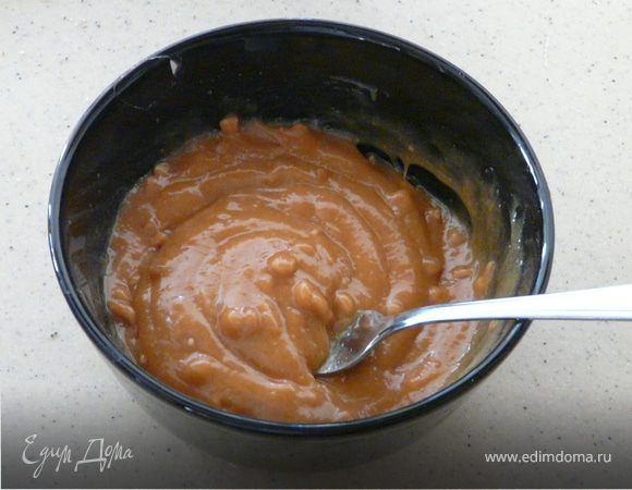 Смешать  сухие и мокрые ингредиенты отдельно, аккуратно соединить, смазать  формы для кексов и разложить  тесто.