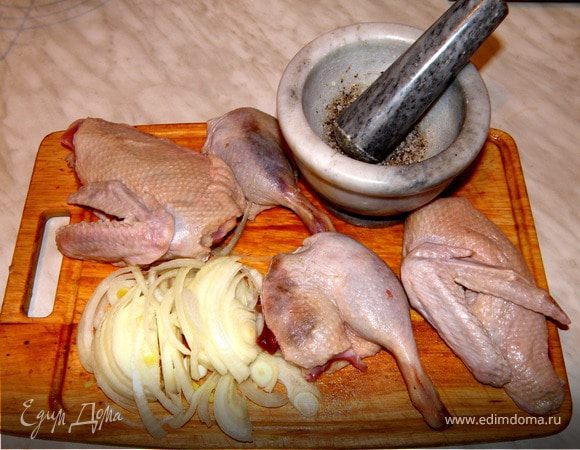 Разделываем утку на порции и шинкуем лук.
Натераем кусочки утки солью и перцем.