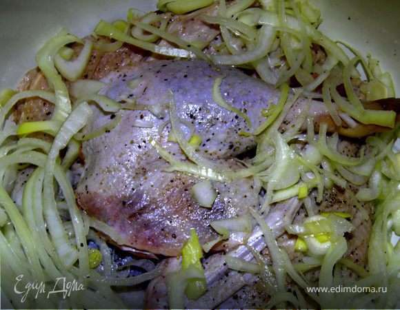 Укладываем утку на лук в эмалированной кастрюльке.