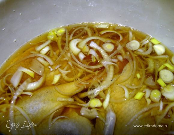 Затем заливаем яблочный сок и оставляем на 1 час.