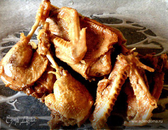 После того как утя промариновалась ставим ее на огонь варится до тех пор пока она не станет мягкой.
Затем достаем утку и выкладываем на протвень застеленный пергаментом.
Смазываем подсолнечным маслом и ставим в духовку до образования золотистой корочки.
(дедушка смазывает утку жиром)
Подавала мужу с картофельным пюре:)
и вуаля!