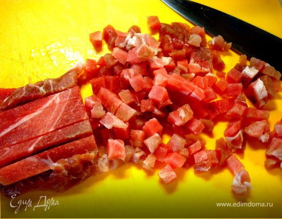 Мясо нарезать маленькими кубиками, буквально 0,5*0,5 см. Мясо можно брать любое, мне очень нравится с курицей, с индейкой, да и со свининой очень хорошо... Дело вкуса...