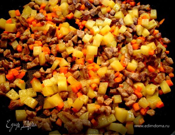 Обжарить мясо на оливковом масле в течении 5 мин. Добавить также  порезанные мелкими кубиками картофель и морковь. Обжарить еще минут 5.