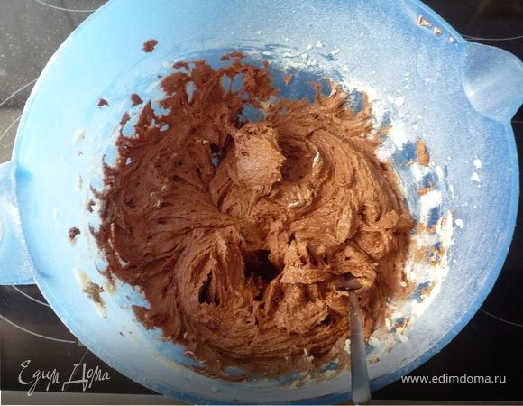 Шоколад рубим и растапливаем на паровой бане. Остужаем. Отделяем белки от желтков. 150г масла, 150г сахара и щепотку соли смешиваем в течение 10мин до кремообразного состояния. По одному
добавляем желтки, затем шоколад. Просеиваем муку и быстро все смешиваем.