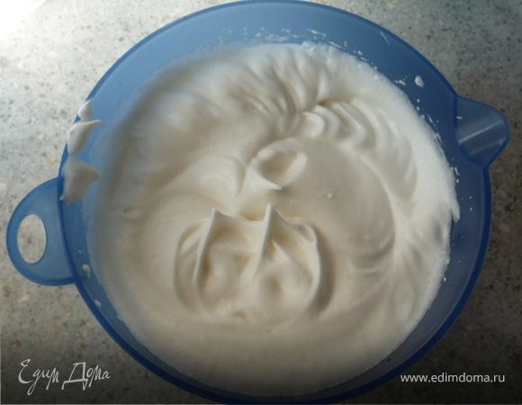 Белки и щепотку соли взбиваем до густоты, добавляя при этом 75г сахара. Взбиваем до тех пор, пока масса не станет крепкой. Треть массы смешиваем с тестом. Оставшуюся часть туда же аккуратно
вмешиваем. 