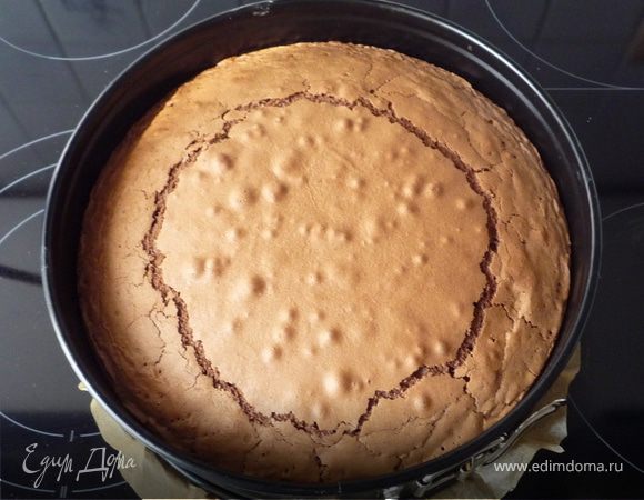 На дно разъемной формы (24-26см) кладем бумагу для запекания. Выкладываем тесто и выравниваем. Запекаем на второй полке снизу при 175°C 40-45 минут, готовность проверяя спичкой. Форму достать
из духовки и не вынимая остудить.