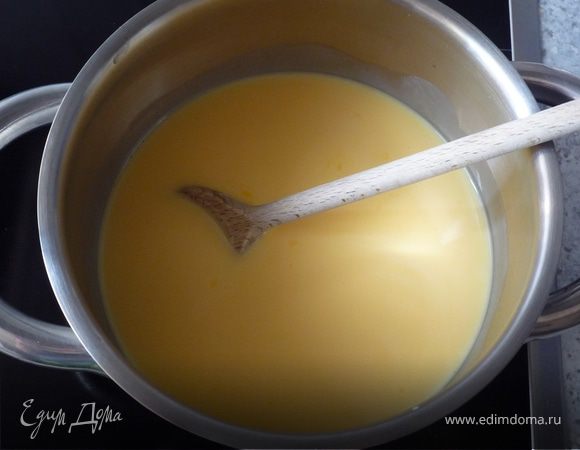 Готовим крем. Для этого 300мл яичного ликера и 300мл молока вскипятить.
