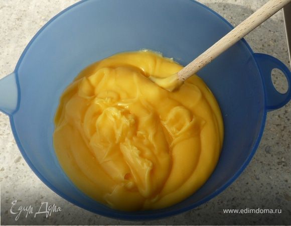 Пудинг-порошок, 150мл молока и 75г сахара перемешать. Снять кастрюлю с кипящим ликером и молоком с огня и добавить пудинг (то есть то, что мы смешали вначале - пудинг-порошок, молоко, сахар), перемешать. Кастрюлю снова поставить
на огонь и прокипятить при постоянном помешивании 1-2 минуты (как раз порошок для пудинга начнет действовать и масса станет равномерной и густой). Переложить эту пудинговую массу в емкость и остудить до комнатной температуры, периодически
помешивая.