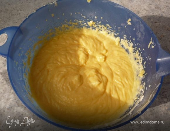 Оставшиеся 375г масла и сахарную пудру при помощи миксера и насадки для взбивания сбиваем в течение 10мин до бело-кремообразного состояния. Добавляем ложками пудинг, продолжая мешать (пудинг и крем должны
быть одинаковой температуры).