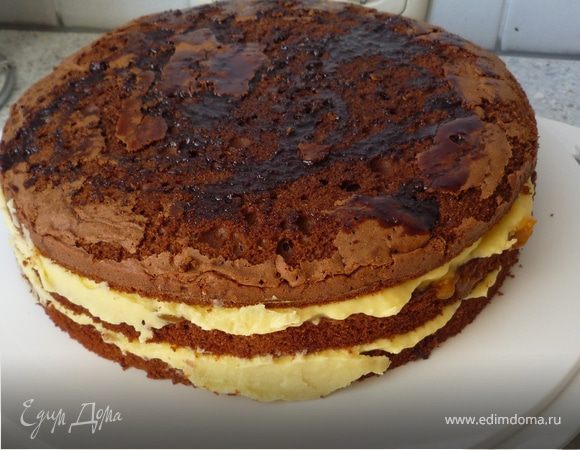 1/4 крема выкладываем на нижний корж. Кладем сверху второй корж и намазываем его абрикосовым конфитюром. Выкладываем 1/4 крема. Кладем третий корж и ставим в холодильник на 15 минут.