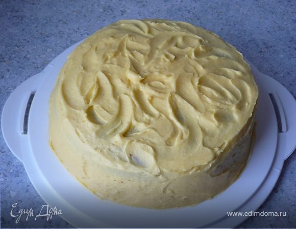 Затем убираем контур и обмазываем торт оставшимся кремом. Сверху формируем  небольшие волны. Снова ставим торт в холодильник на 1 час (я оставила на ночь и утром уже закончила украшение).