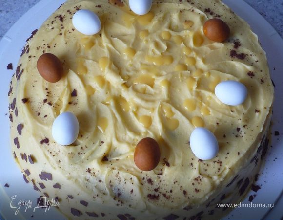 Затем посыпаем у края по кругу какао. Прокапываем по центру 1ст.л. яичного ликера. Бортик торта украшаем шоколадной стружкой. Выкладываем маленькие шоколадные яйца. (Если готовить торт не к
Пасхе, а к другому празднику, то можно яйца чем-нить заменить или вообще оставить без них. Торт и так празднично и красиво смотрится). Приятного аппетита!