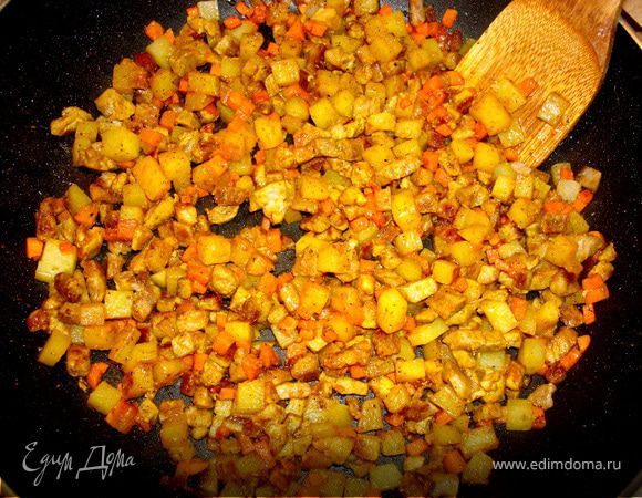 Посыпать все порошком карри  и хорошо перемешать, обжарить еще 5 мин. Теперь внимание!!! Порошек карри бывает разным, в том числе по степени остроты, поэтому сыпьте потихоньку и пробуйте на вкус, чтобы потом не было сильно остро!!!