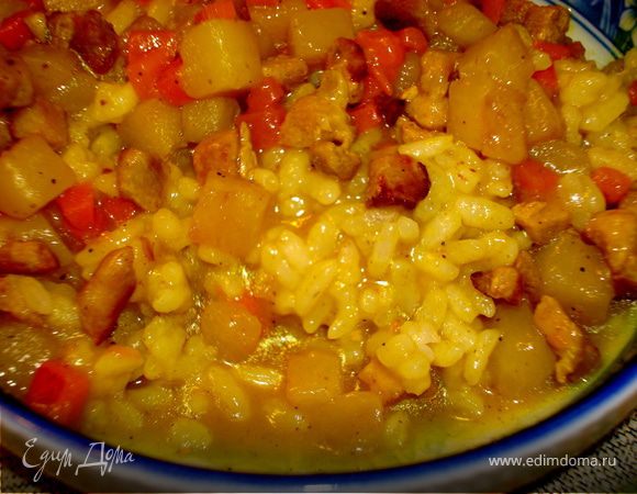 В ¼ стакане холодной воды растворить муку, чтобы не было комочков и вылить этот раствор в нашу смесь овощей и мяса. При постоянном помешивании, довести до кипения, добавить воды столько, чтобы она покрыла овощи с мясом, снова довести до кипения, сделать плиту на самый маленький огонь и тушить 10 минут. В самом конце посолить, поперчить по вкусу… Консистенция соуса должны быть как у киселя, ее можно в конце отрегулировать горячей водой… 