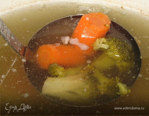 В кипящую воду / бульон засыпаем нарезанную морковь минут на 10, затем брокколи, еще минуты на 3.