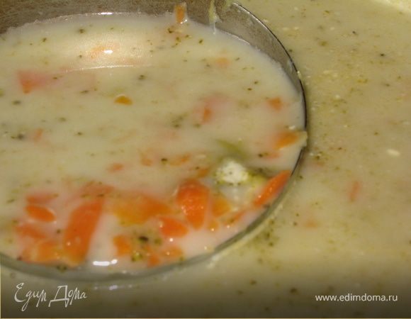 Теперь наши перемолотые овощи, солим, перчим, наш супчик готов.