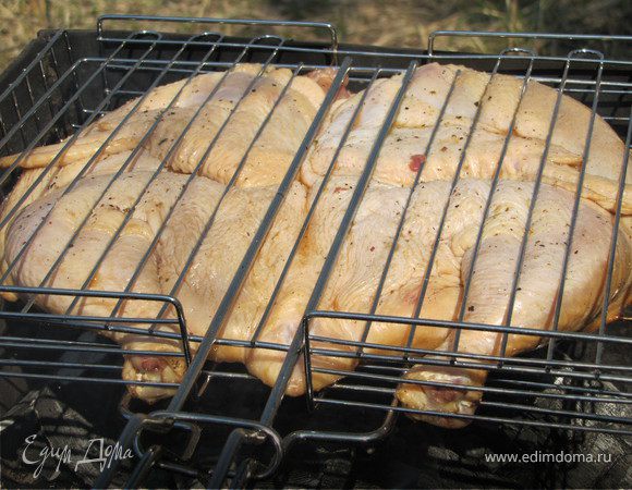 Когда наши дрова перегорят на угли, курочку выкладываем на решетку.