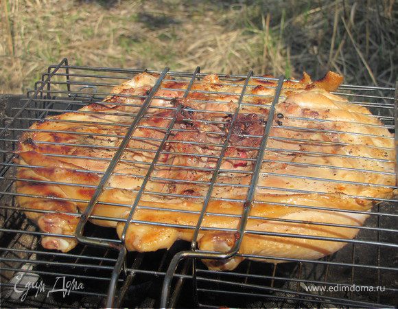 Начинаем жарить нашу курицу. Не должно быть открытого огня и слишком большого жара.