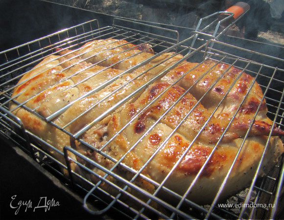 За курочкой необходимо постоянно приглядывать, время от времени поливая маринадом.