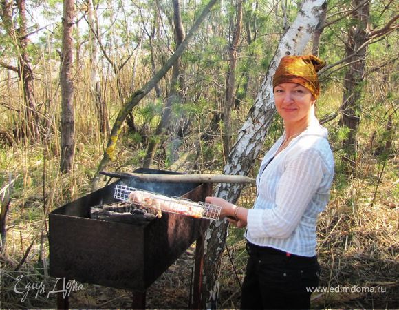 Вовремя переворачивать, гасить огонь, убирать, или подбрасывать угли.