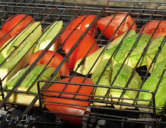 К курице отлично подойдут овощи-гриль, у меня под рукой оказались помидоры и кабачки. Я их порезала, выложила на решетку и посолила прямо на углях.