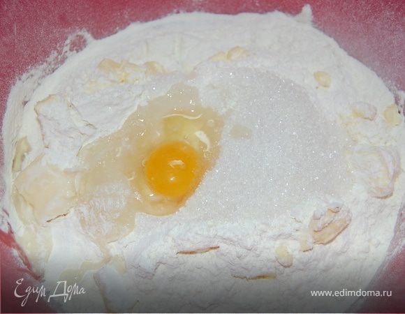 Из муки, яйца, сахара и масла замесить тесто, поставить в холодильник на 30мин. 