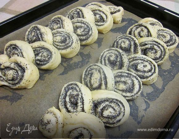 Что понравилось, оно совсем не липло к рукам.
Выросло очень быстро, не опускала его, а сразу разделила   пополам, раскатала каждый кусок, посыпала сахаром и маком, скрутила в рулет. Перенесла рулет на противень, ножницами надсекла через каждые 3 см. не дорезая до конца примерно сантиметр. Растянуть попеременно влево, вправо, образуя колосок. Дать расстояться, смазать желтком+молоко и запечь при температуре 180 градусов до румяной корочки.