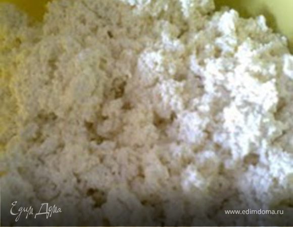 Творог протереть через сито.