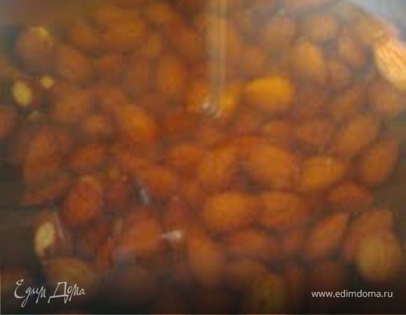 Миндаль залить кипятком,5 мин. подержать,слить,снять шкурку и на сухой сковороде поджарить.