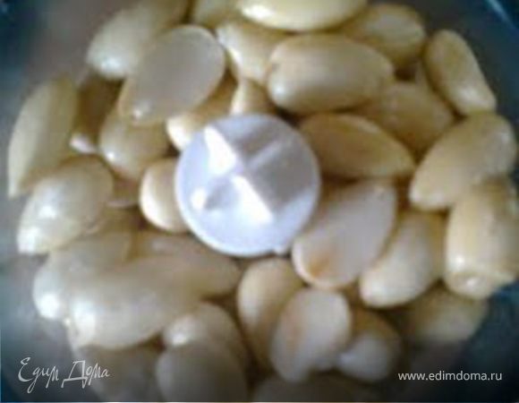 Затем орехи остудить и измельчить в блендере.