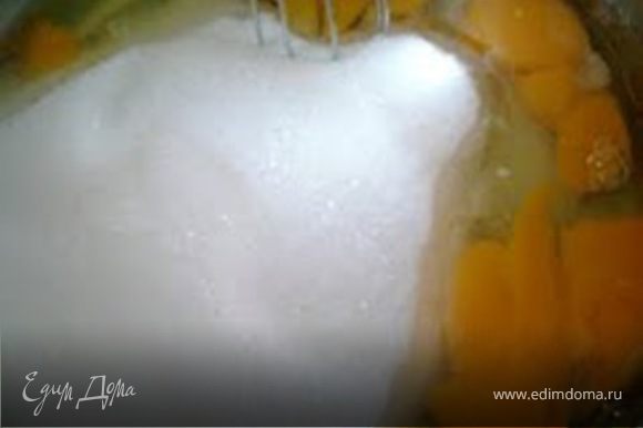 Яйца растереть с сахаром и ванильным сахарам.Влить сливки,поставить на огонь и при постоянном помешывание довести до кипение.