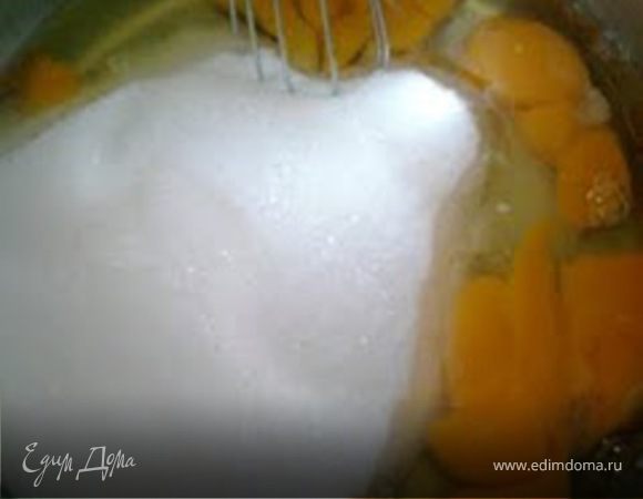 Яйца растереть с сахаром и ванильным сахарам.Влить сливки,поставить на огонь и при постоянном помешывание довести до кипение.