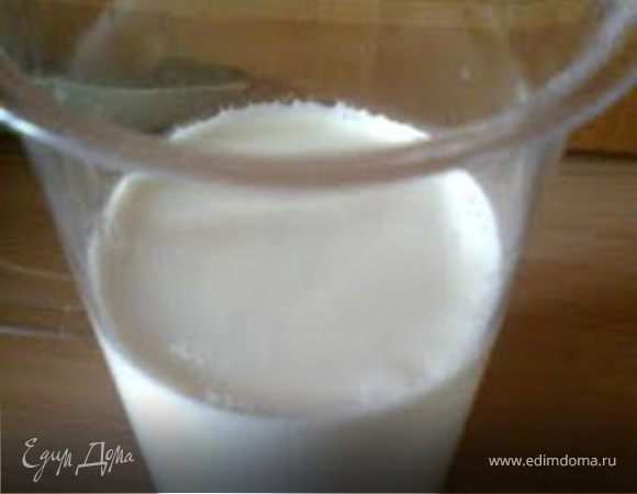 Сливочное масло растопить и соединить с творогом,перемешать.Затем добавить горячую яично-сливочную смесь,все хорошо перемешать.К массе добавить орехи,цукаты и снова все перемешать.