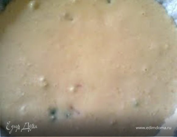 Я взяла сито,выстелила двойной марлей,вылила в нее смесь.Через какое-то время накрыла смесь уголками марли,сверху положила тарелку и гнет чтобы стекала лишняя жидкость.
Пасху отправляем в холодильник,как минимум на сутки.