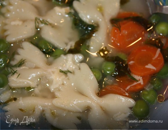 Подавать суп с сыром и чесночными сухарями. Украсьте зеленью. Приятного аппетита!