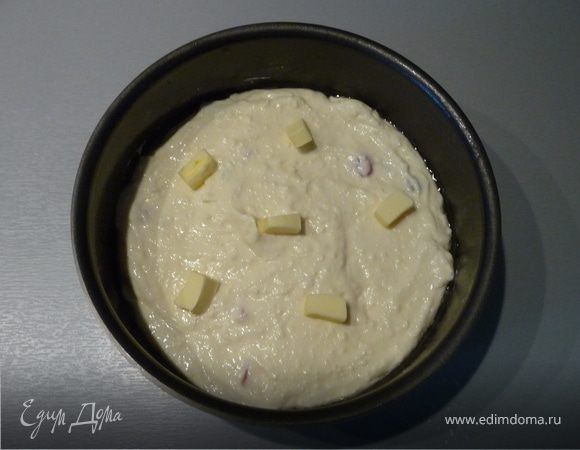 Выложить смесь в смазанную маслом небольшую форму (у меня круглая, 19 см. Идеально - разъемная). Сверху положить кусочки масла или полить растопленным, как удобнее.