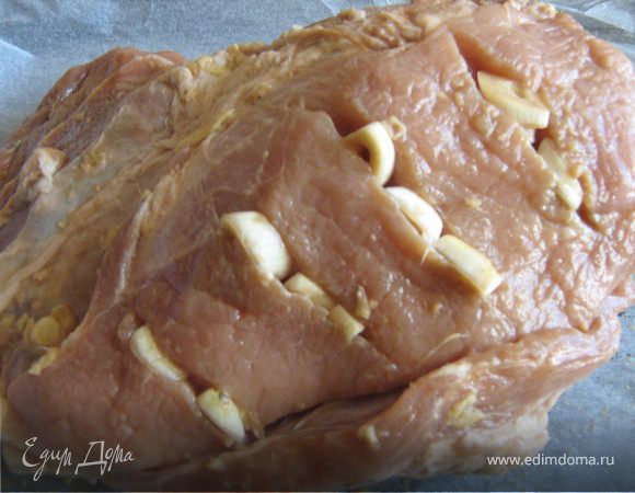 Сделать маринад: смешать лимонный сок,оливковое масло,соевый соус,натёртый имбирь.Попробовать на вкус,при необходимости добавить ещё соевого соуса.
Чеснок очистить,зубчики нарезать пластинами.
Мясо вымыть,промокнуть от воды,сделать не глубокие надрезы,нашпиговать чесноком,залить мясо приготовленным маринадом,поставить в холодильник минимум на 6 часов(я ставлю на ночь)время от времени переворачивать мясо,что бы кусок хорошо про мариновался.