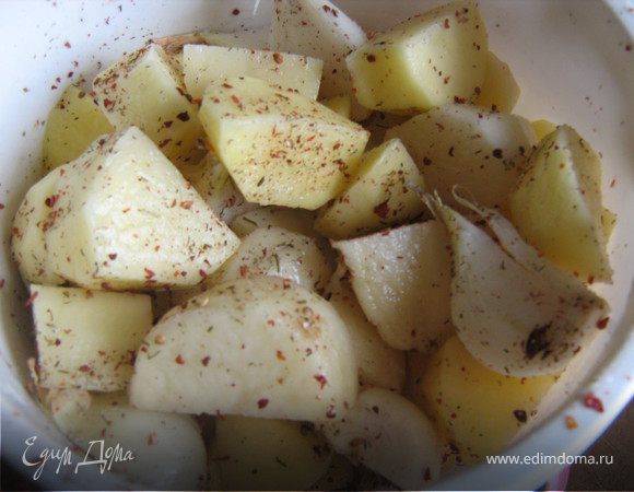 Очистить лук и картофель.нарезать дольками,посыпать солью,перцем,сухими приправами.